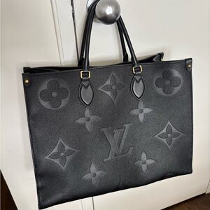 LOUIS VUITTON 
Empreinte Monogram Giant Onthego GM Black